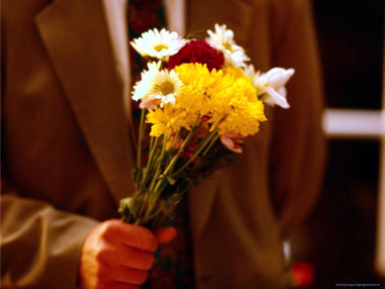 Как выбрать цветы для мужчины? Как нужно преподносить подарок мужчине.
