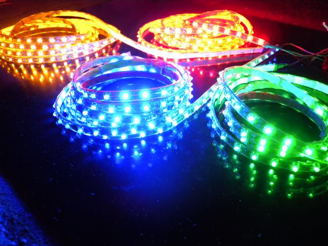 Светодиодные ленты различных цветов используются для подсветки вывесок. 